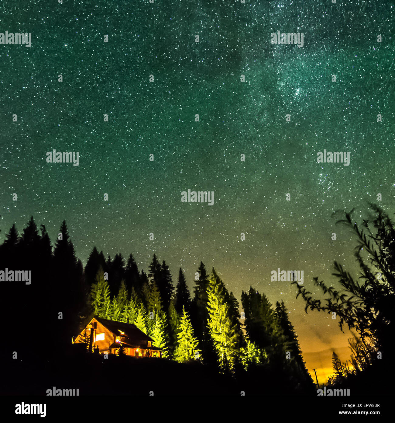 Allein Haus in Nachtlichter mit Sternen, deep-Sky und Milky Way auf mountainbackground Stockfoto