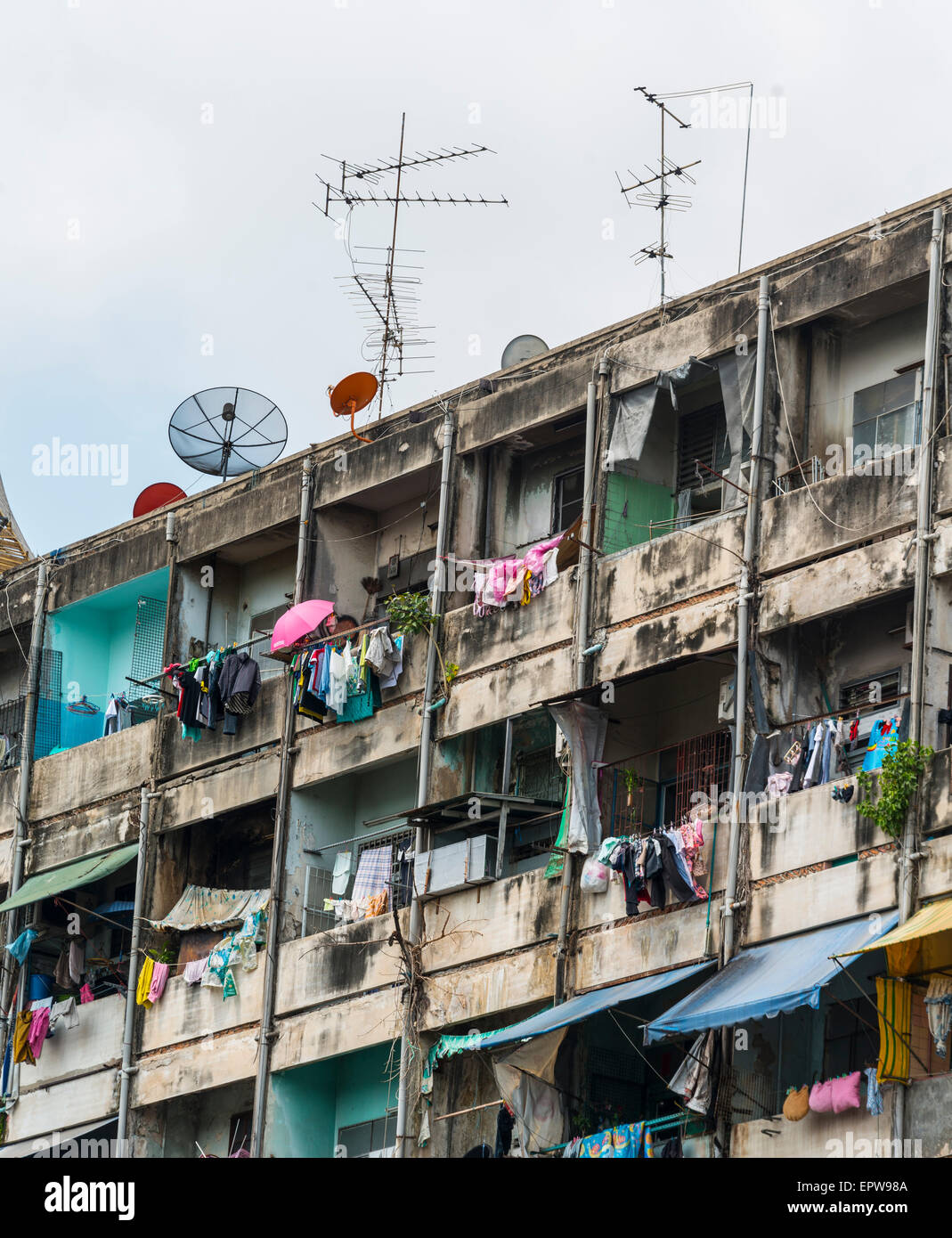 Verschlechtertem Hausfassade mit bunten Wäsche, Bangkok, Thailand Stockfoto