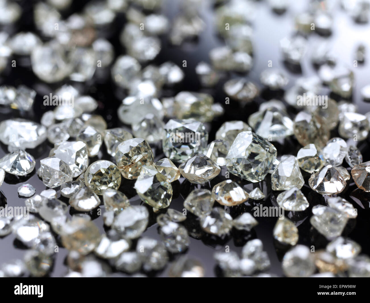 Viele wertvolle Diamanten, Roh und Schnitt, für die Weiterverarbeitung für die Schmuckindustrie Stockfoto