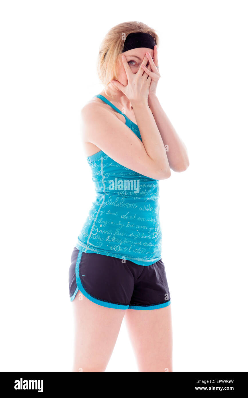 Junge Frau spähen durch Hände, Gesicht Stockfoto