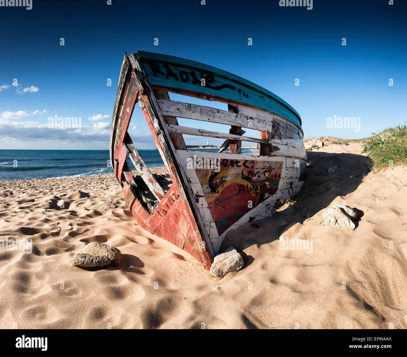 Verlassene Boot. Caños de Meca, Trafalgar, Cádiz, Costa De La Luz, Andalusien, Spanien. Stockfoto