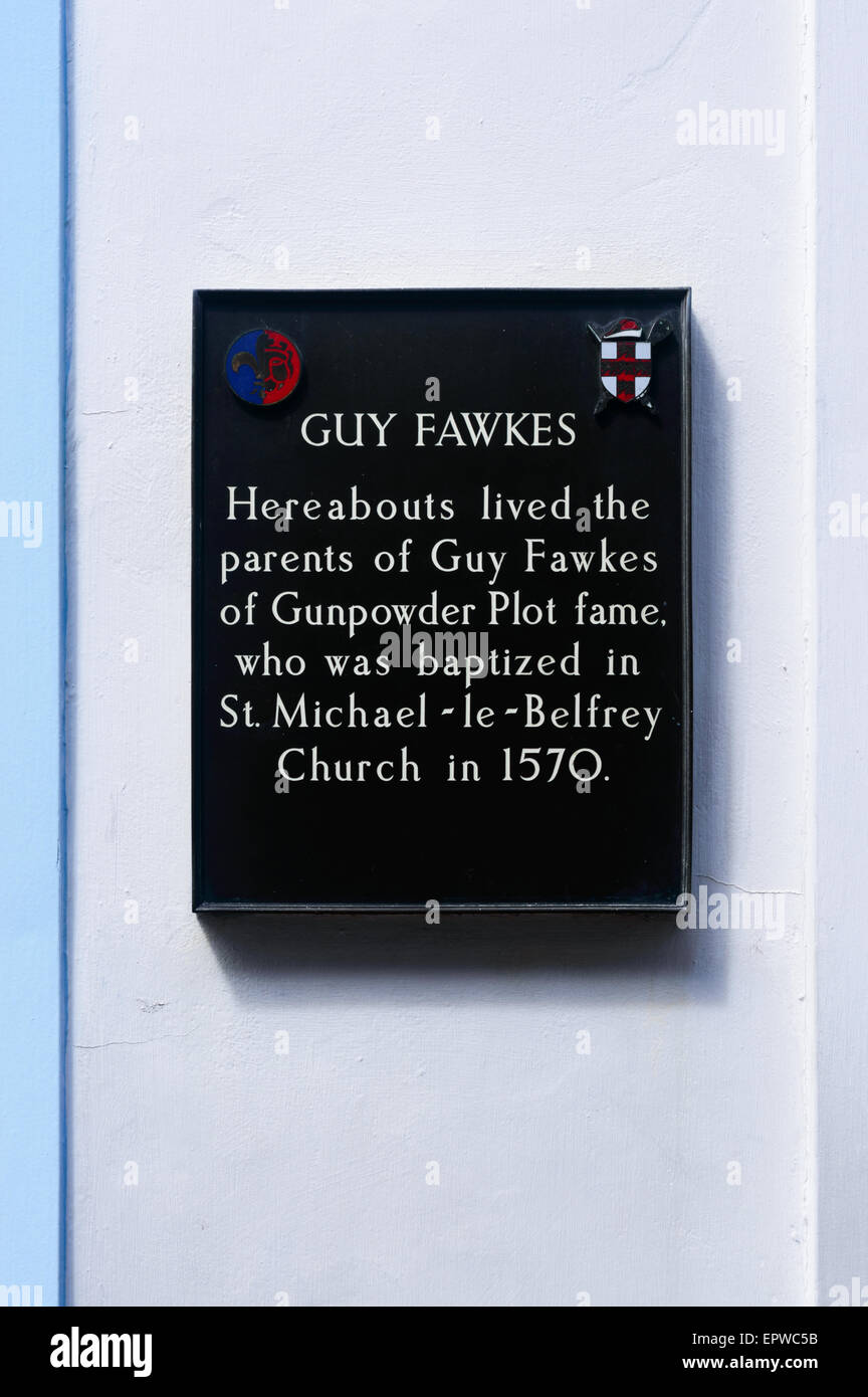 Eine Gedenktafel bezeichnete dies als das Gebiet wo Guy Fawkes Eltern lebten. In Stonegate, York, England Stockfoto