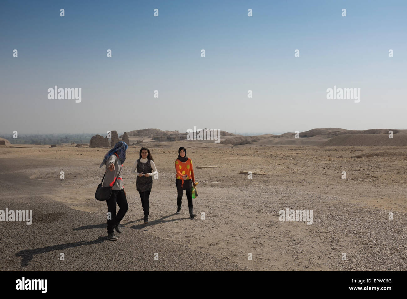 Drei lokale ägyptische Mädchen gehen in Richtung Königin Hatshepsut Totentempel, Deir el-Bahri, Luxor, Westufer des Nil, Ägypten Stockfoto