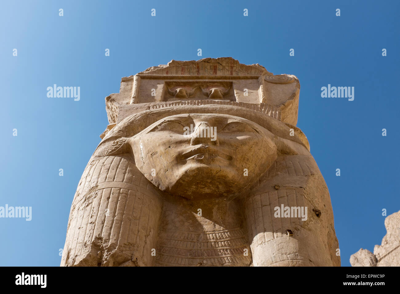 Säule mit dem Kopf der Göttin Hathor-Kuh Königin Hatshepsut Tempel, Deir el-Bahri, Luxor, Ägypten Stockfoto