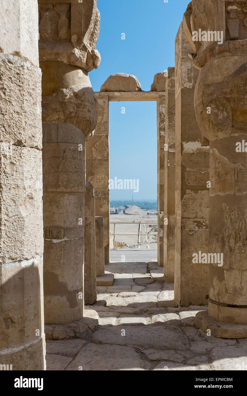 Mit Blick auf den Nil aus der Kapelle von Hathor, Königin Hatshepsut Totentempel, Deir el-Bahri, Luxor, Ägypten Stockfoto