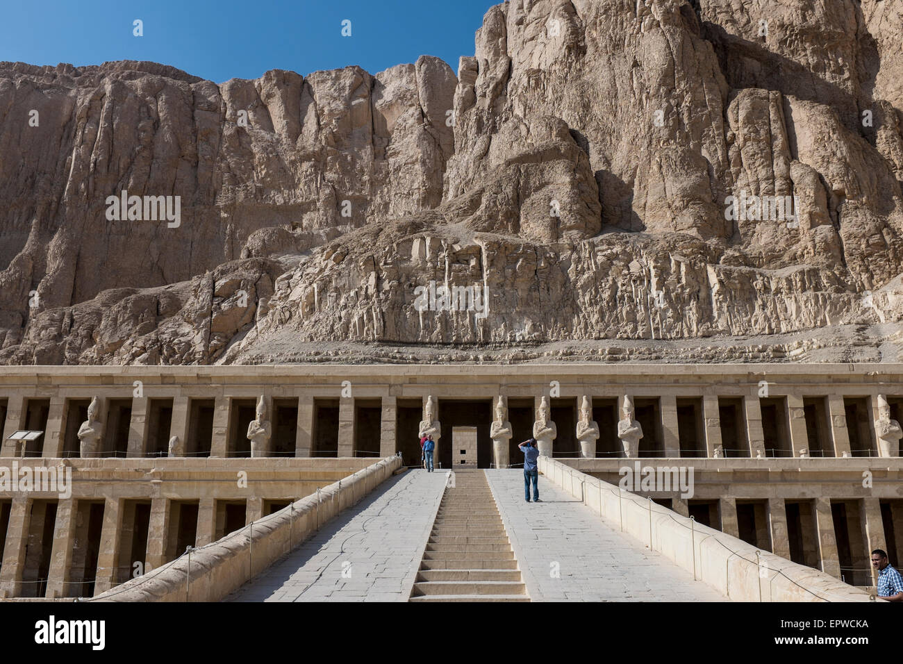 Die Leichenhalle Tempel der Königin Hatshepsut in Deir el-Bahri am Westufer des Nil, Luxor, Oberägypten. Stockfoto