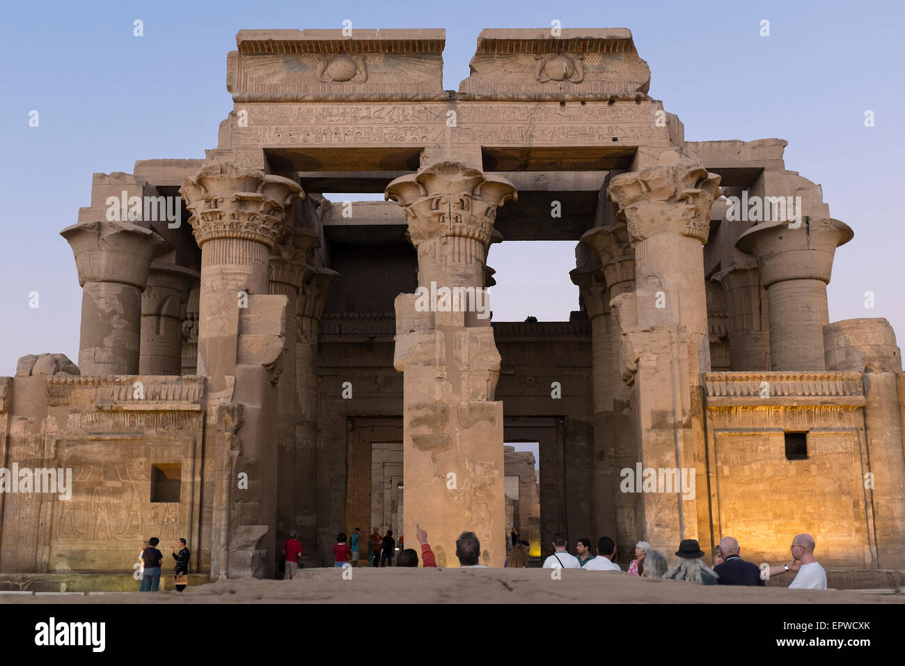 Kom Ombo Tempel mit Flutlicht bei Sonnenuntergang, die Götter Sobek und Horus gewidmet. Nils, Oberägypten. Stockfoto