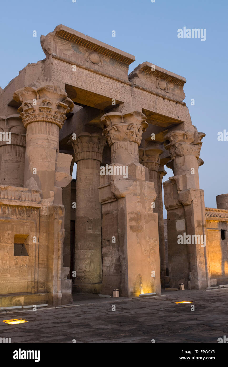 Kom Ombo Tempel mit Flutlicht bei Sonnenuntergang, die Götter Sobek und Horus gewidmet. Nils, Oberägypten. Stockfoto
