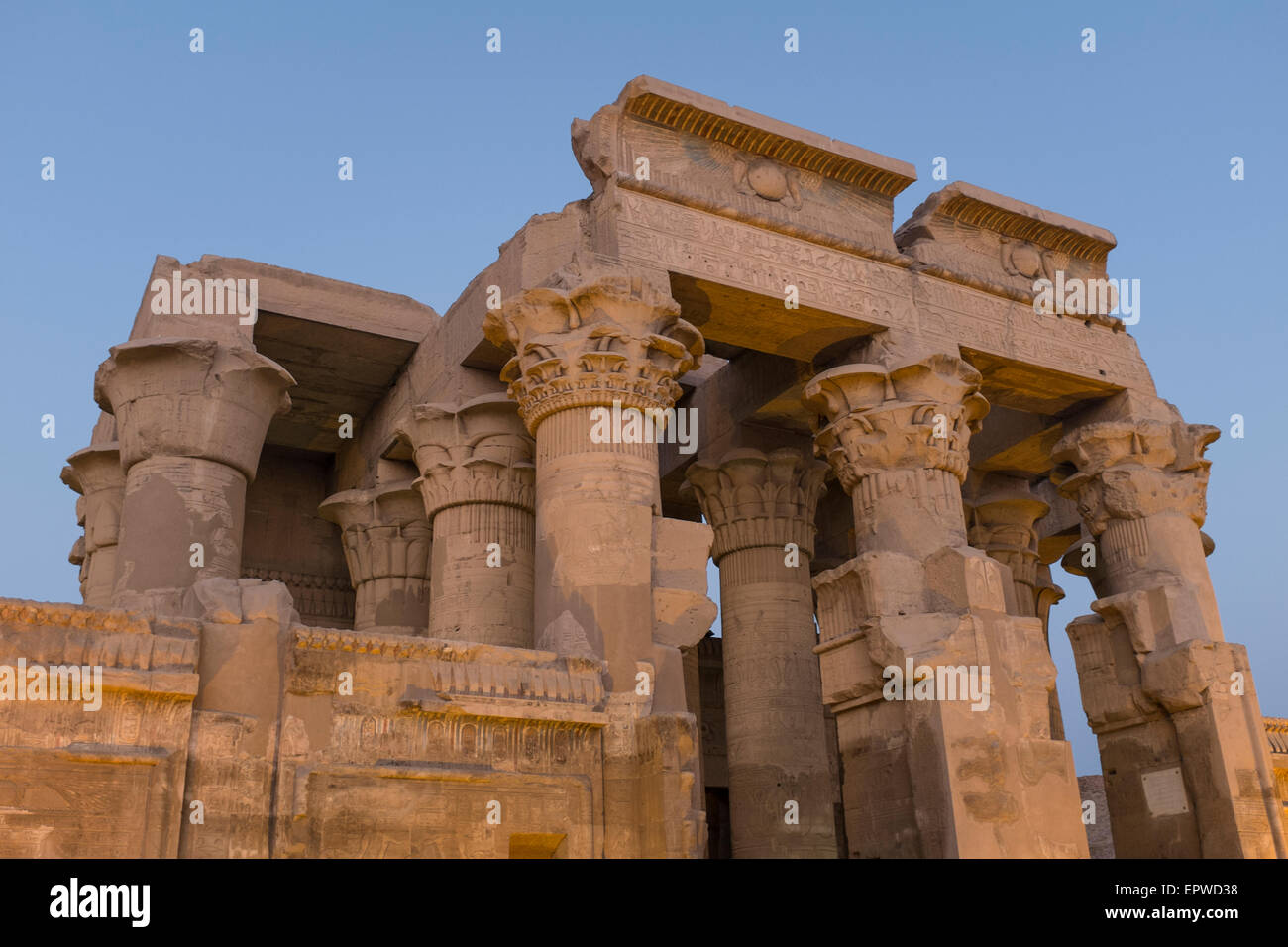 Kom Ombo Tempel mit Flutlicht bei Sonnenuntergang, die Götter Sobek und Horus gewidmet. Nils, Oberägypten. Stockfoto