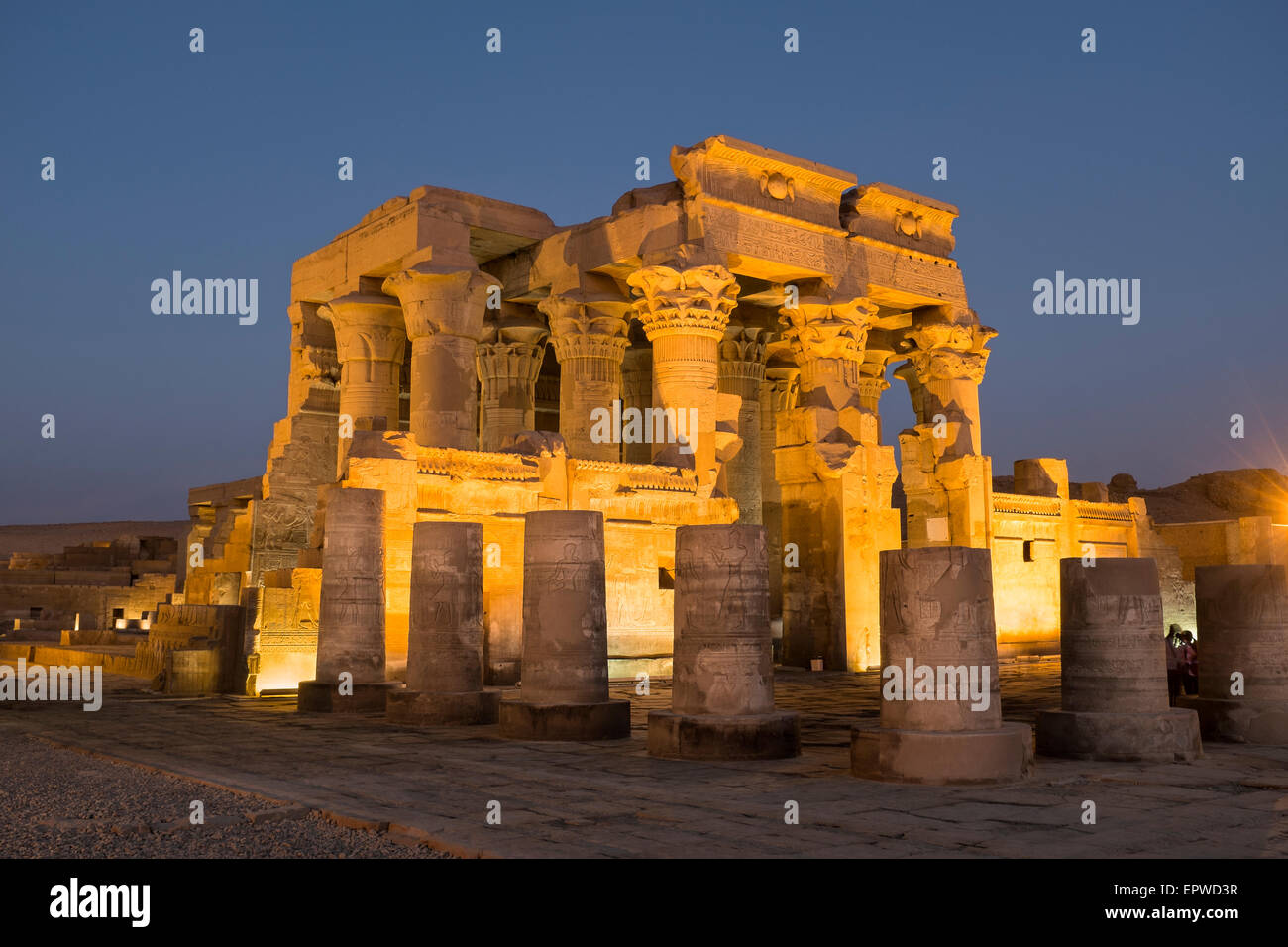 Kom Ombo Tempel mit Flutlicht bei Sonnenuntergang, die Götter Sobek und Horus gewidmet. Nils, Oberägypten. Stockfoto