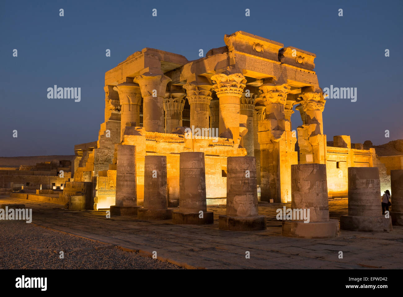 Kom Ombo Tempel mit Flutlicht bei Sonnenuntergang, die Götter Sobek und Horus gewidmet. Nils, Oberägypten. Stockfoto