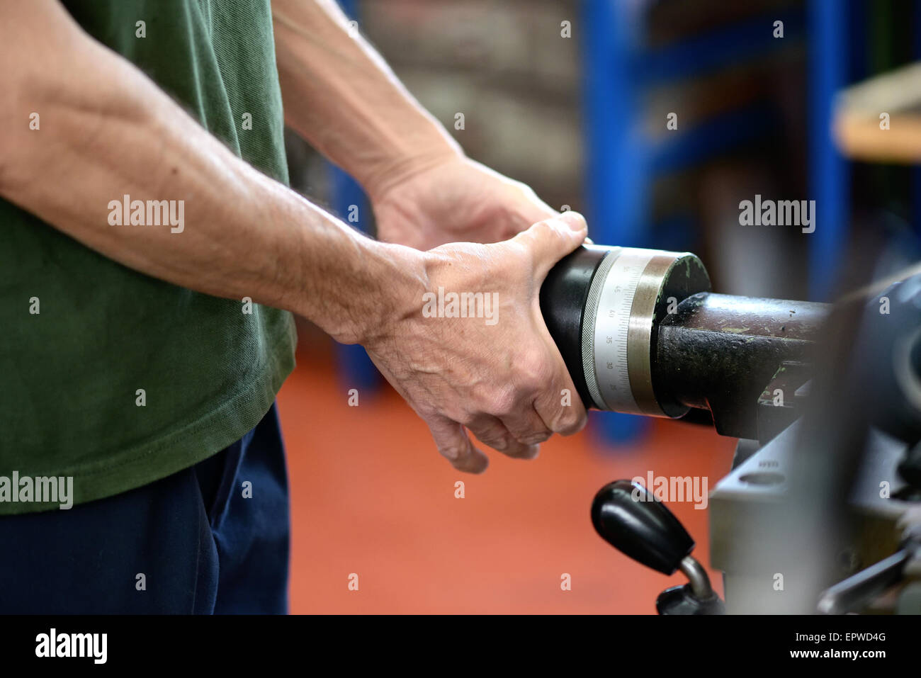 Nahaufnahme von den Händen eines Mannes, die Arbeit an Maschinen in einer Werkstatt oder Fabrik Stockfoto