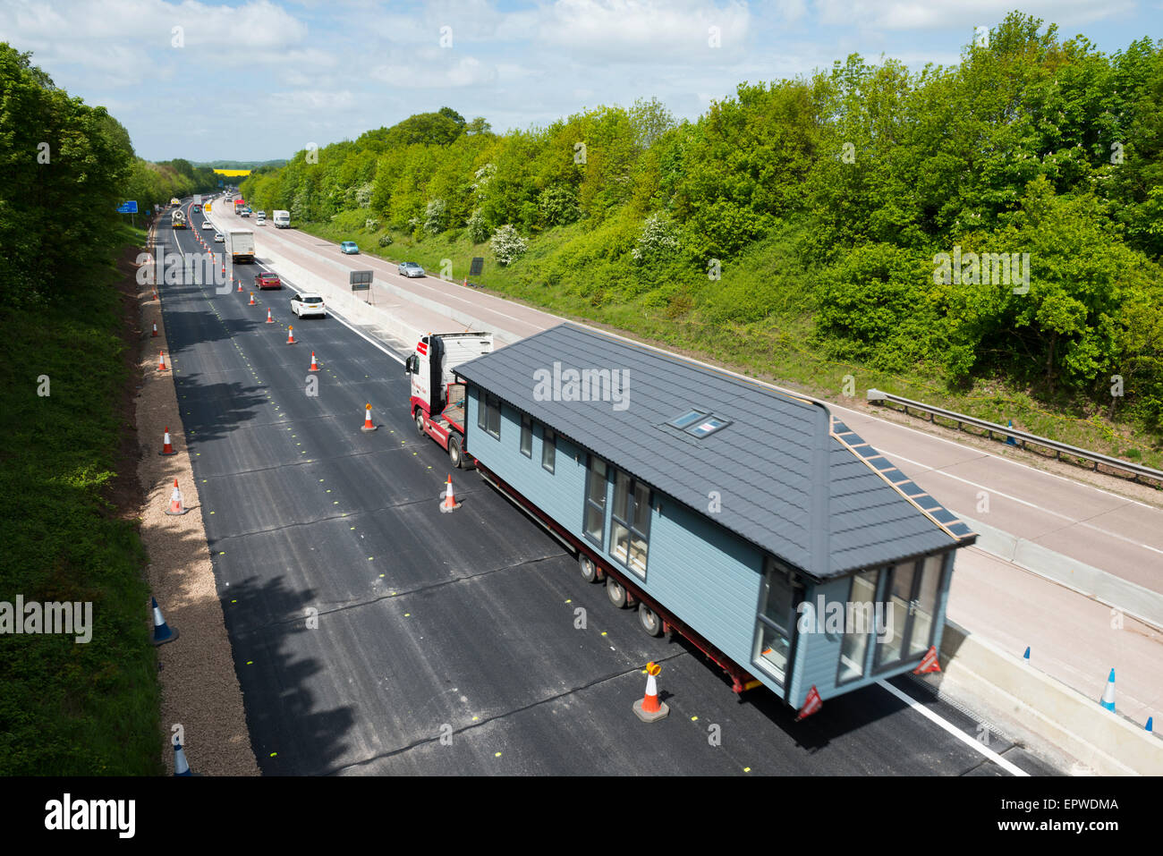 Mobilheim auf einer Autobahn bei Erneuerung auf den M54 in der Nähe von Shifnal in Shropshire, England transportiert werden. Stockfoto