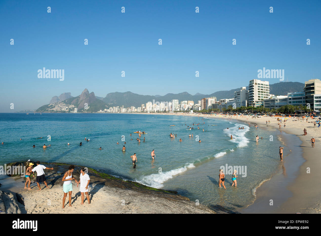 RIO DE JANEIRO, Brasilien - 17. Januar 2015: Beachgoers entspannen Sie sich auf auf den Felsen am Strand von Ipanema Arpoador Ende. Stockfoto