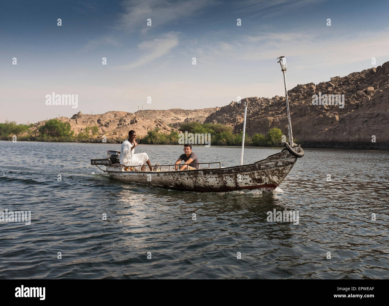 Ein kleines Boot dauert ein einsamer Tourist zum Tempel der Isis in Philae Insel Agilkia, Aswan, Oberägypten Stockfoto