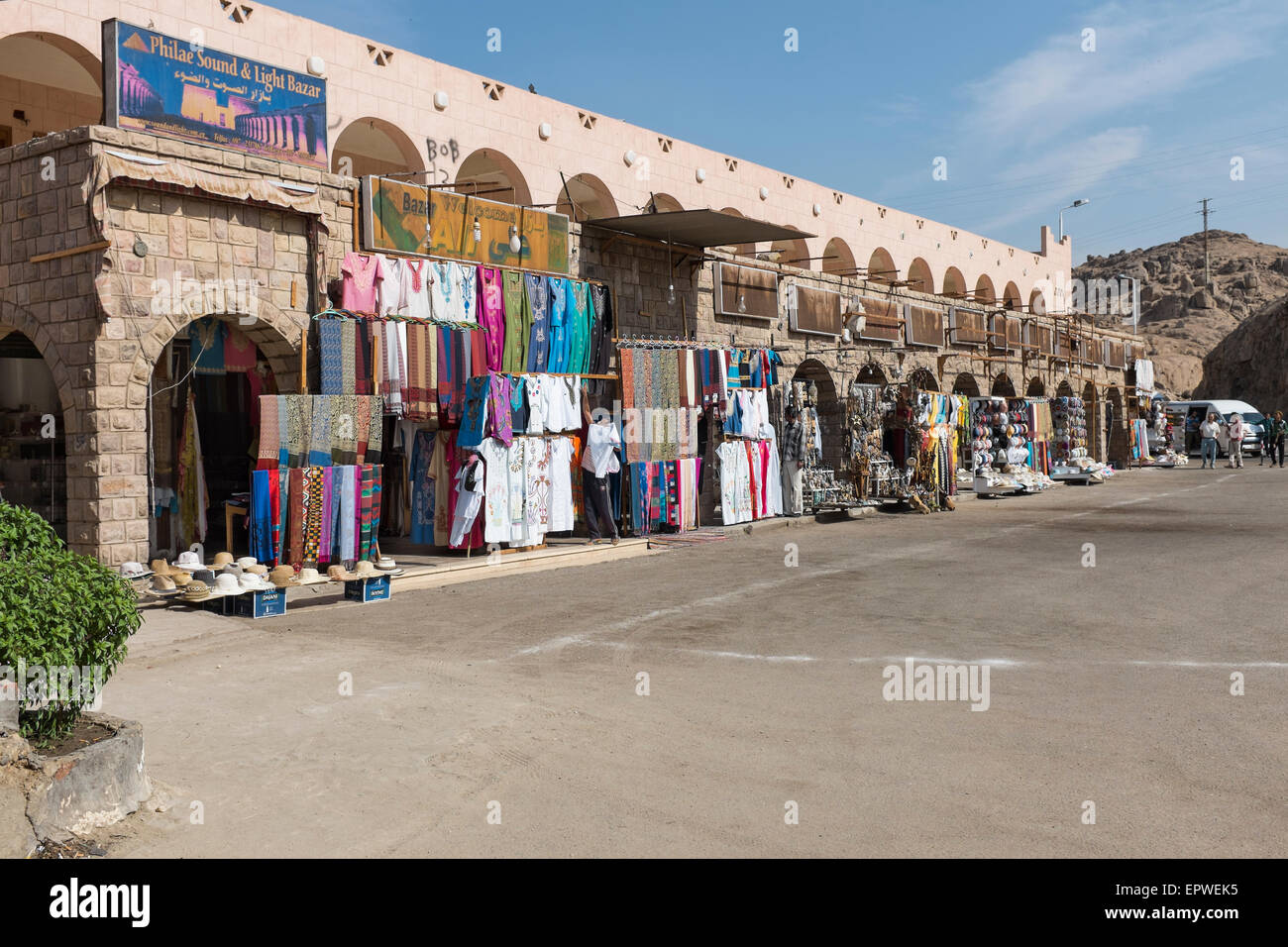 Basar mit Souvenirs auf dem Weg zu den Booten, die Touristen zu den Tempel der Isis in Philae, Nagaa Jabal Shishah, Ägypten Stockfoto