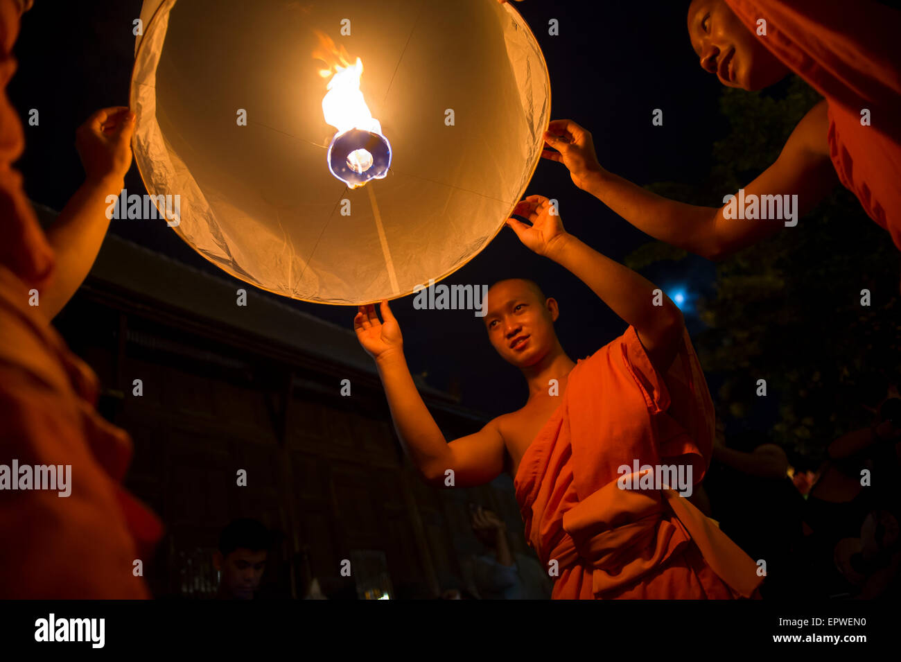 CHIANG MAI, THAILAND - 7. November 2014: Gruppe von buddhistischen Mönchen starten Himmelslaternen beim jährlichen Yee Peng Festival der Lichter Stockfoto