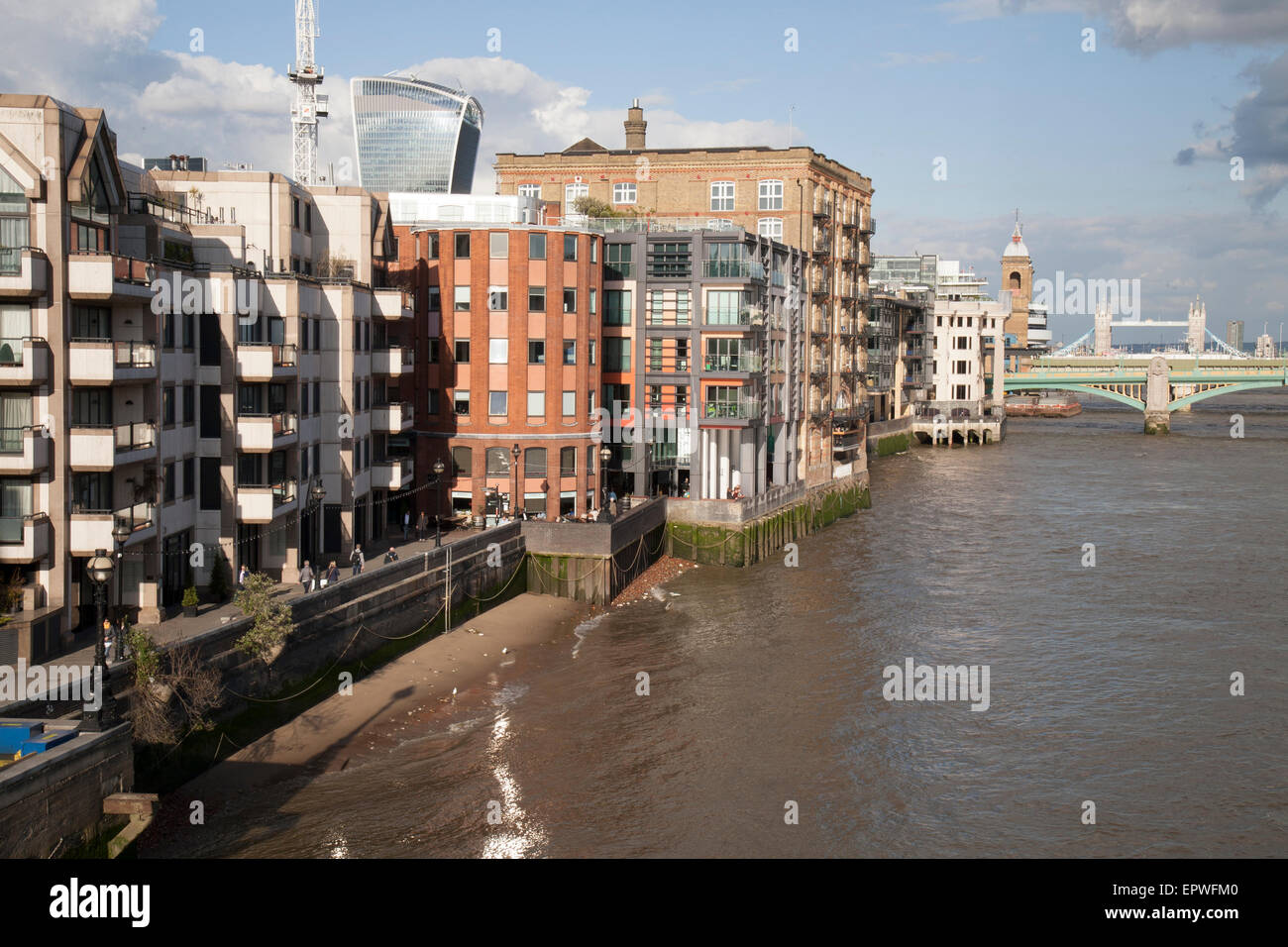 Ein Blick auf Fluss Gebäude am Ufer der Themse in London, England. Stockfoto