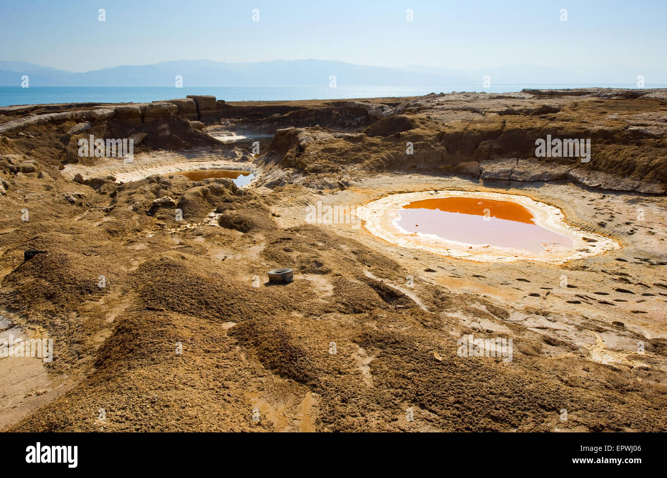 Doline oder Tagebau am Ufer des Toten Meeres am Ende des Sommers, wenn der Wasserstand es ist, beträgt Stockfoto