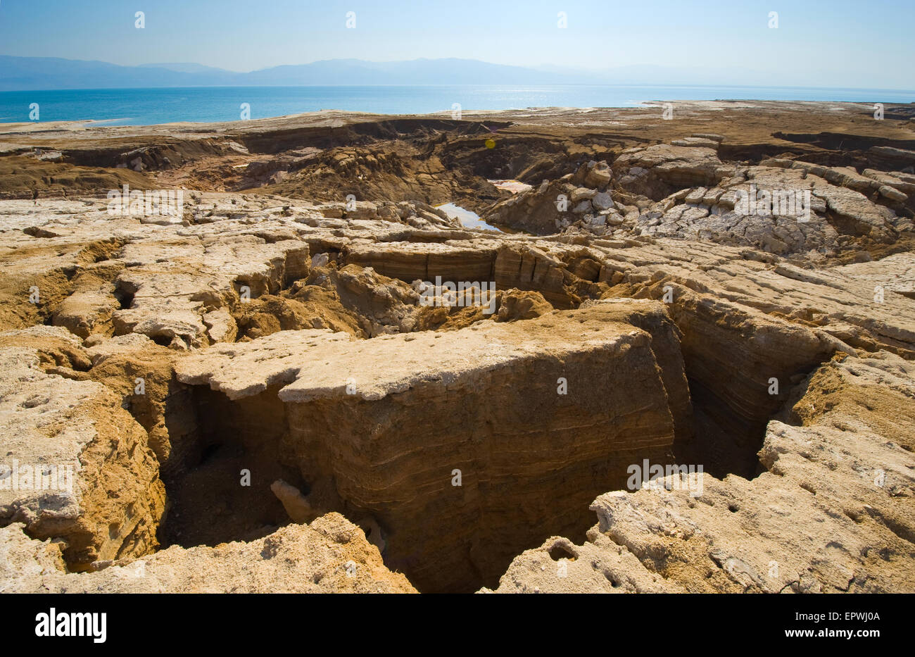 Dolinen oder Tagebau am Ufer des Toten Meeres am Ende des Sommers, wenn der Wasserstand es ist, beträgt Stockfoto