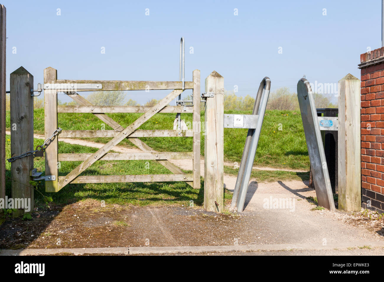Fünf Bar hölzerne Tor und ein A-Frame Barriere für den Zugang, Nottingham, England, UK zu begrenzen. Stockfoto