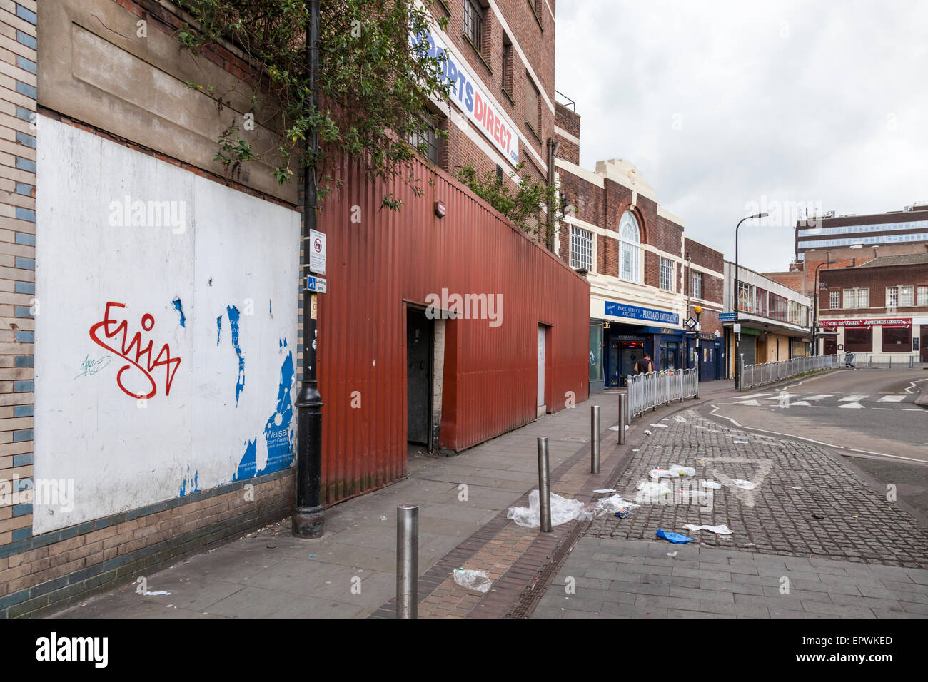 Verschmutzte Straßen und geschlossen. Bis Geschäfte und Abfall auf die Straße geentert, Walsall, West Midlands, England, Großbritannien Stockfoto