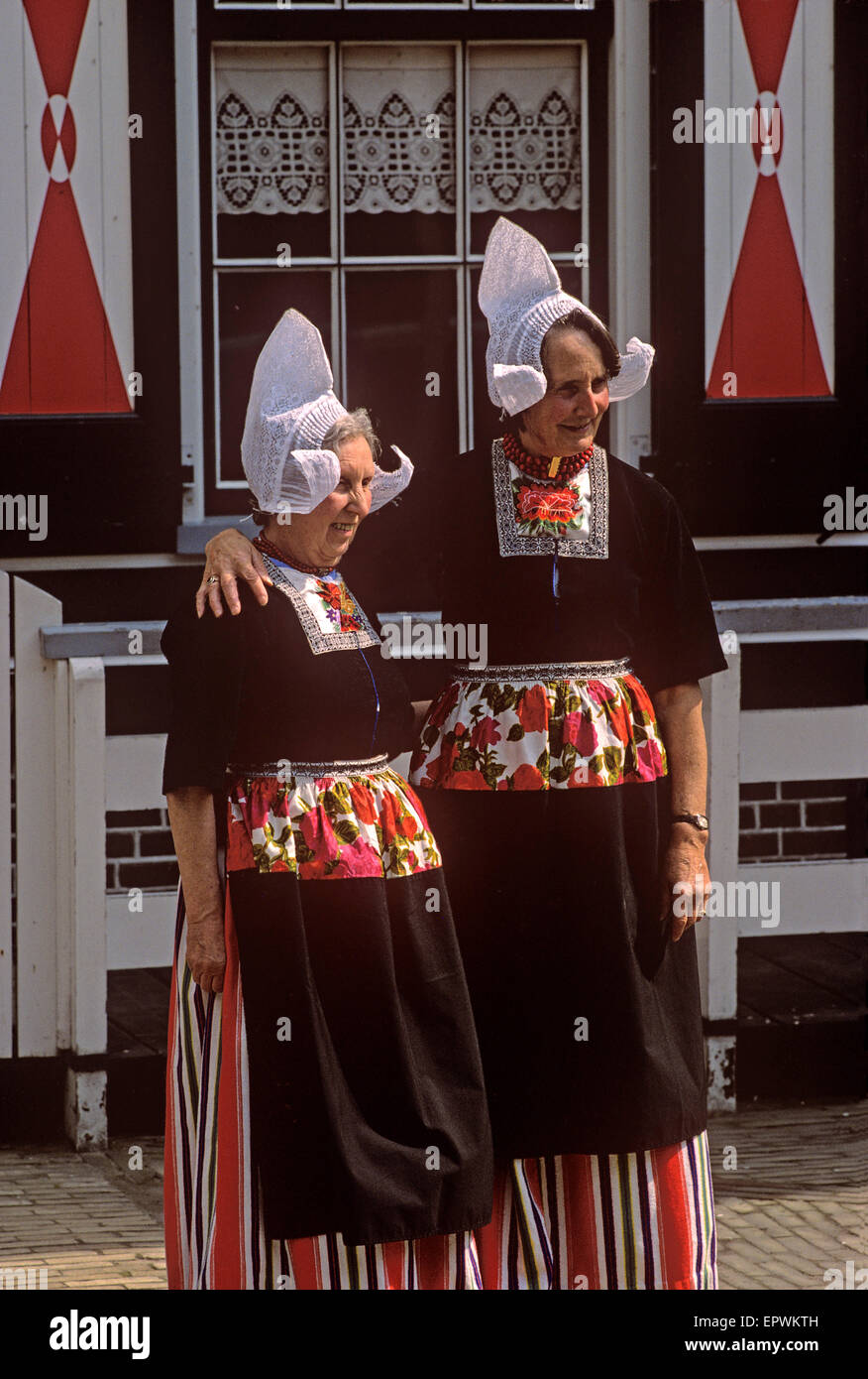 Kleine Stadt Volendam auf West Küste von der Zuiderzee wo viele Leute Tracht tragen Stockfoto