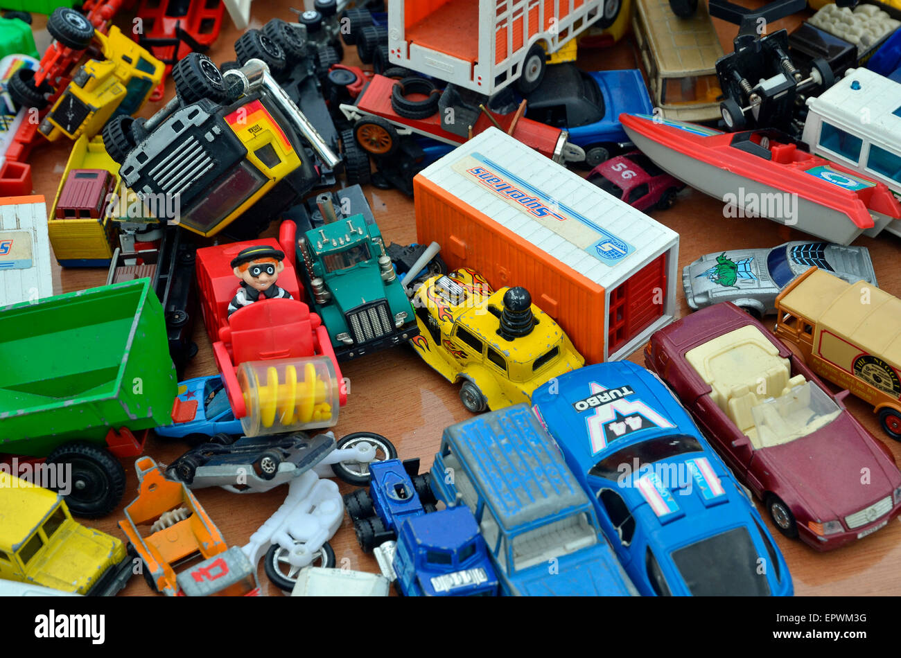 Ein Haufen aus Kunststoff und Alu-Druckguss Spielzeug-Autos und andere Fahrzeuge für den Verkauf auf einen Stand auf einem Steam fair. Stockfoto