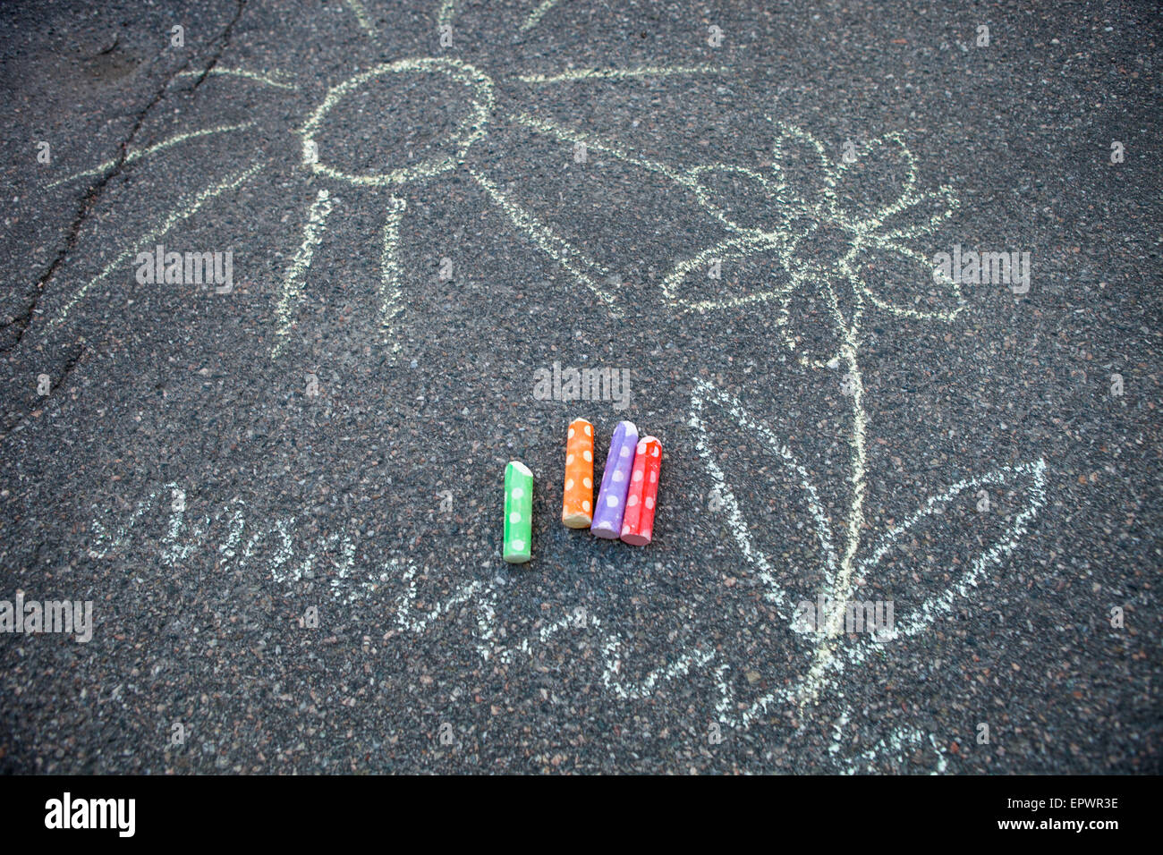 Sonne und Blume auf Asphalt mit bunten Straße Kreide gezogen Stockfoto