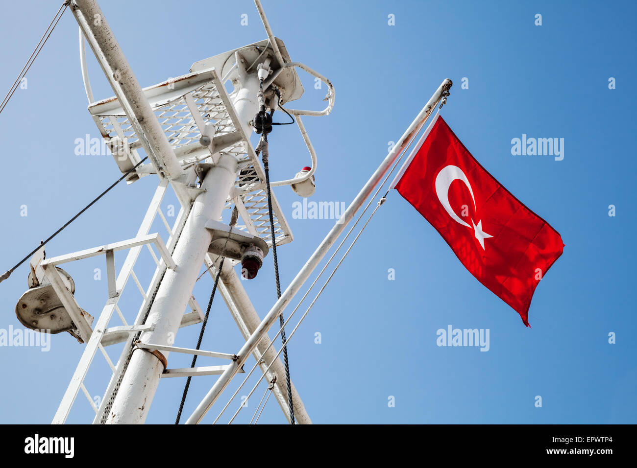 Mast des Schiffes mit der türkischen Flagge über blauen Himmelshintergrund Stockfoto