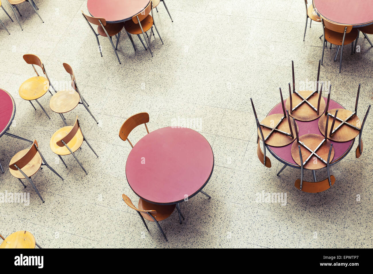 Runde Tische und Stühle stehen im leeren Café innen, Top Aussicht, getönten Vintage Foto Stockfoto