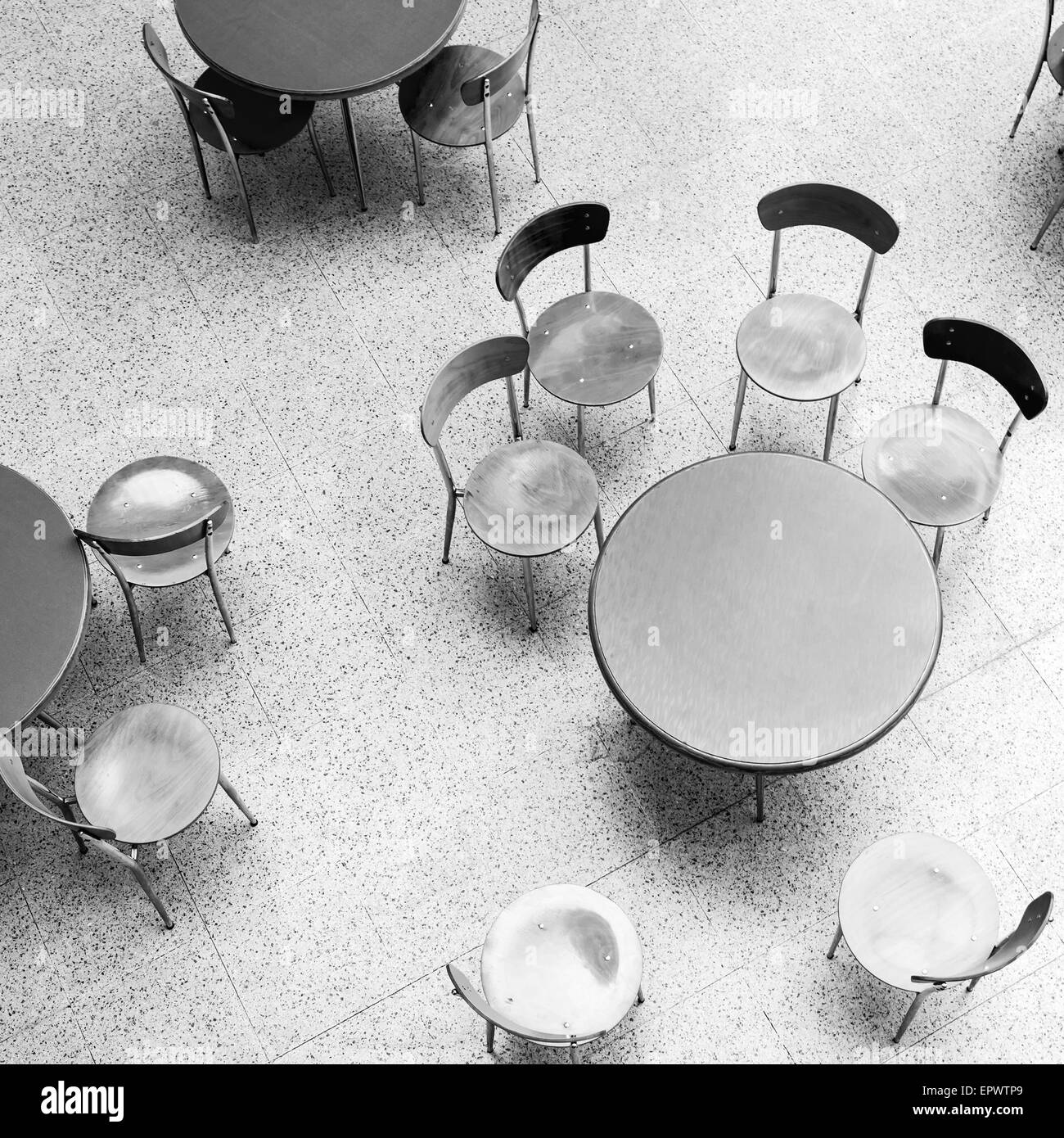 Runde Tische und Stühle stehen im leeren Café Interieur top Monochrom quadratisch Foto ansehen Stockfoto