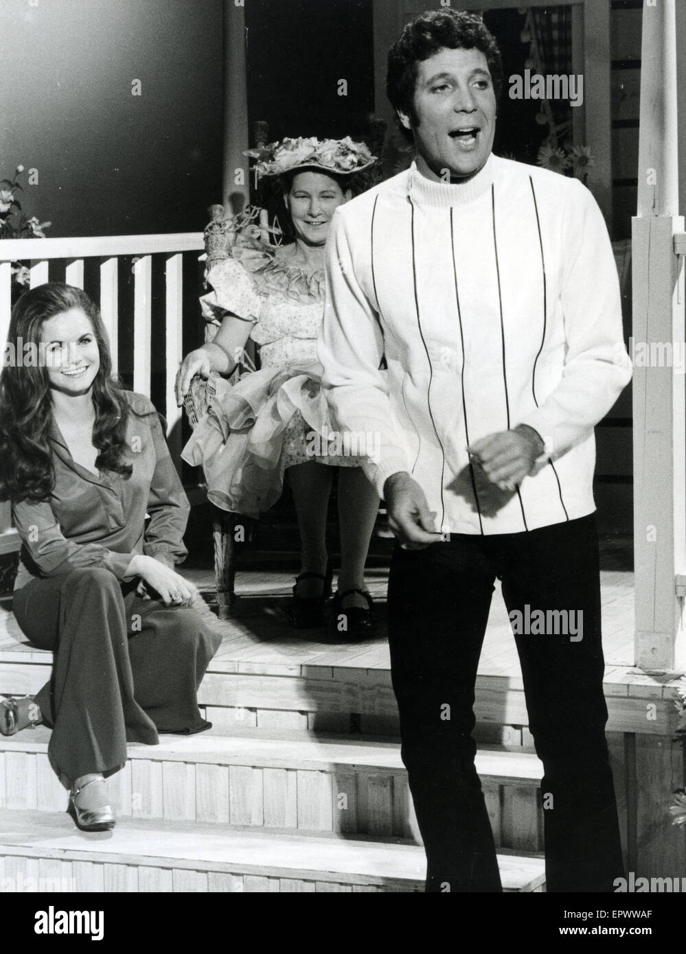 TOM JONES Welsh-Pop-Sängerin in seiner US-TV-Show über 1969 mit Emmy Lou Harris auf der linken Seite und Minnie Pearl Stockfoto