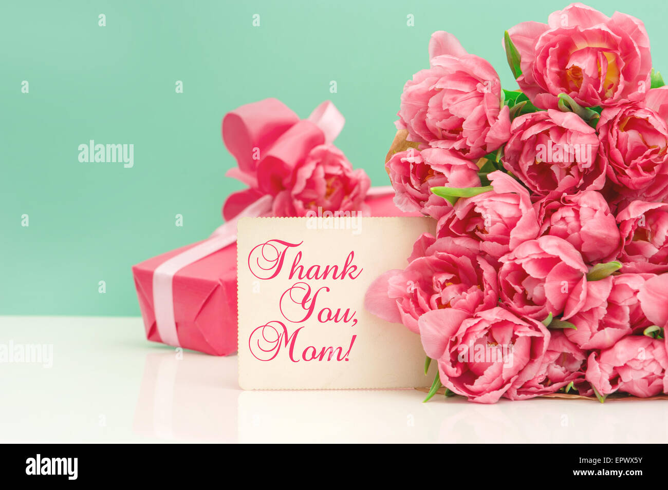 Rosa Tulpen, Geschenk Ang Grußkarte mit Beispieltext Danke, Mama! Muttertag-Konzept Stockfoto