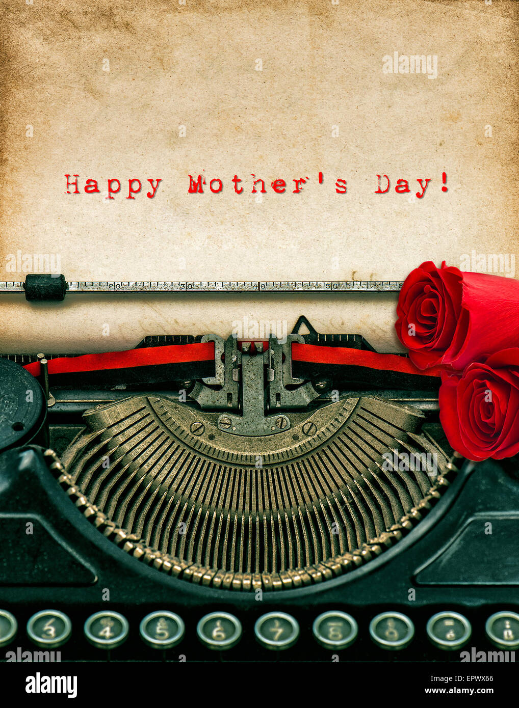 Vintage Schreibmaschine und rote Rosenblüten. Im Alter von texturierten Grunge Papier. Probieren Sie Text Muttertag! Stockfoto