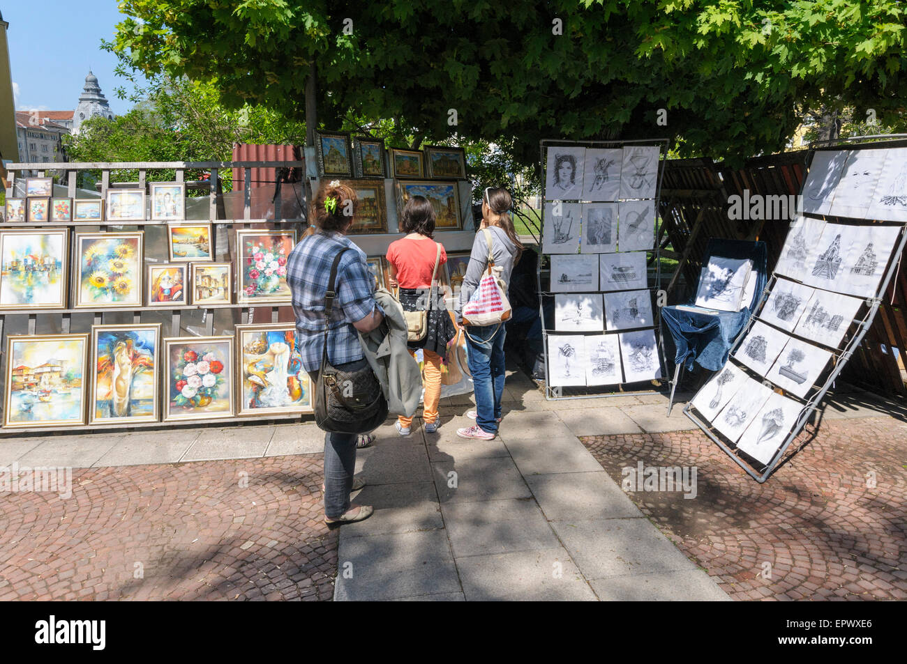 Die Outdoor-Antiquitäten/Flohmarkt im Zentrum von Sofia, Bulgarien verkauft eine Mischung aus Kunst und Trödel Stockfoto