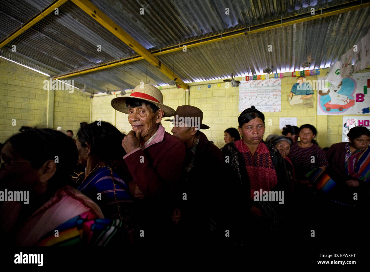 Maya Ureinwohner warten um zu sehen, Arzt Klinik kostenlos zur Verfügung gestellt von NPO in Nahuala, Solola, Guatemala. Stockfoto