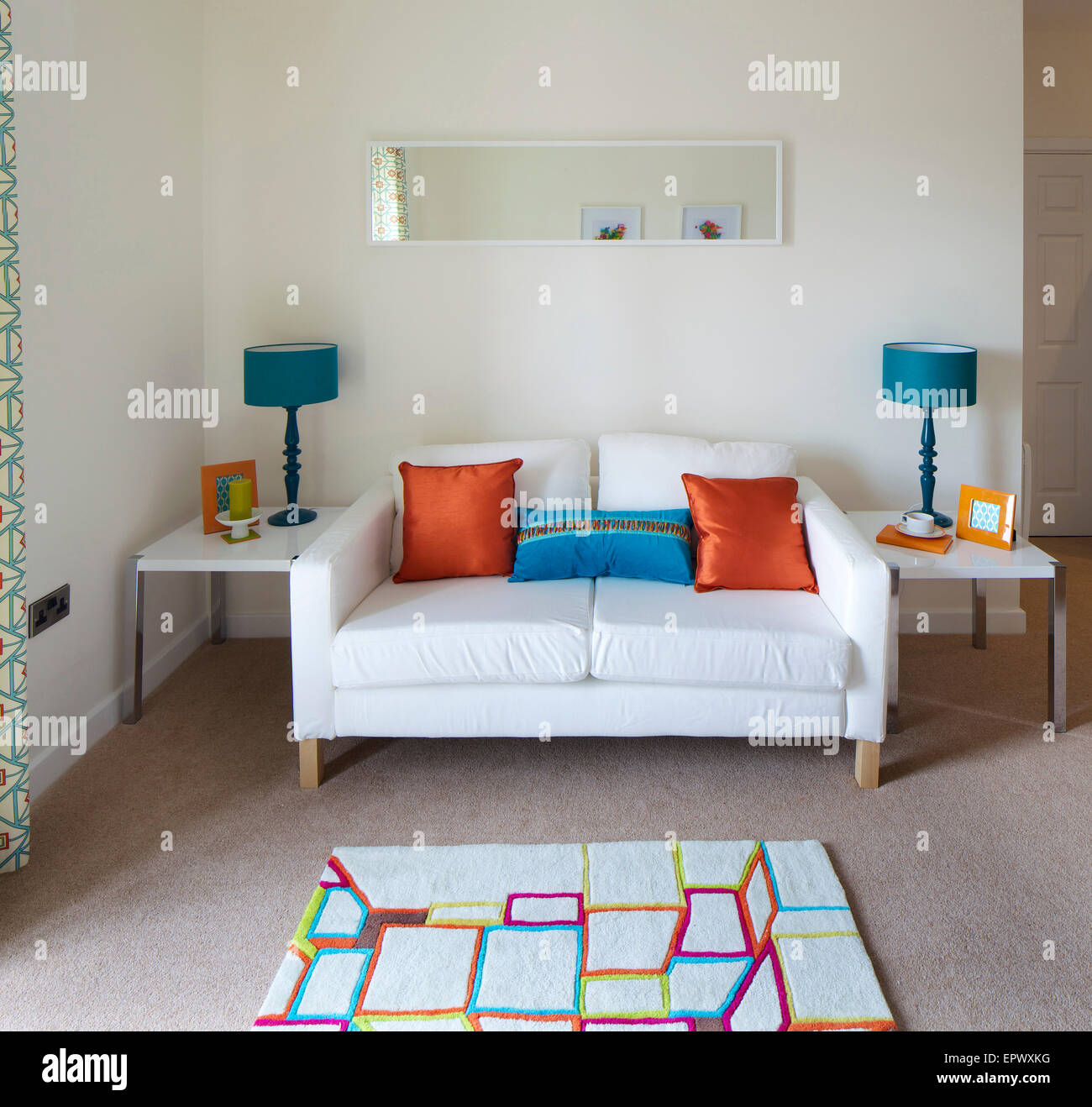 Weißes Sofa im Wohnzimmer der Neubau im Wallis Gericht Buckshaw Village, einer neu geschaffenen Gemeinde Chorley, Lancashire, UK Stockfoto