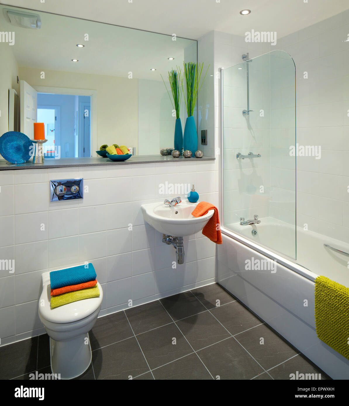 Badezimmer mit großem Spiegel in Neubau im Wallis Gericht Buckshaw Village, einer neu geschaffenen Gemeinde Chorley, Lancashire, UK Stockfoto