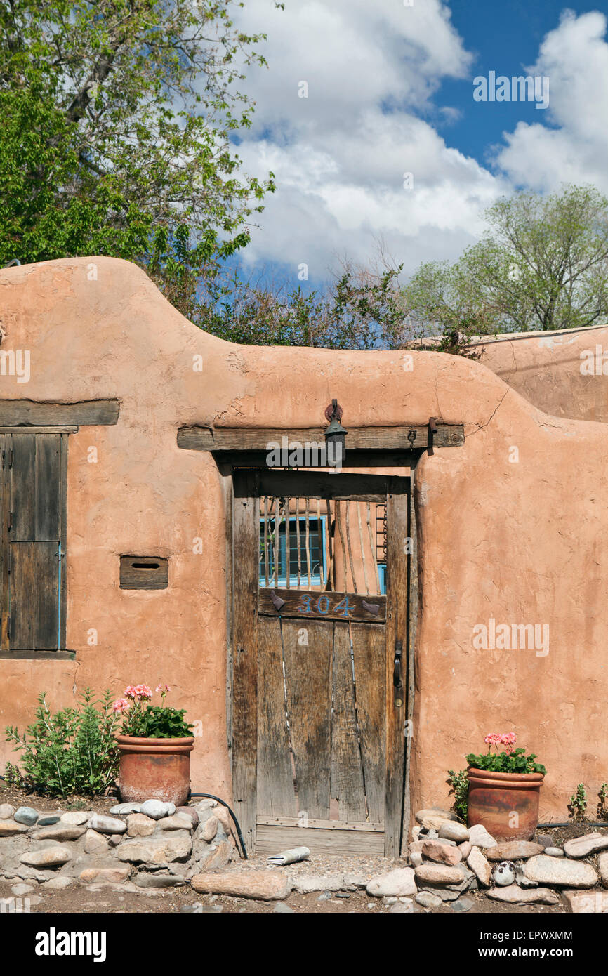 Ein Adobe-Haus und ummauerten Innenhöfen in Santa Fe, New Mexico, USA. Stockfoto