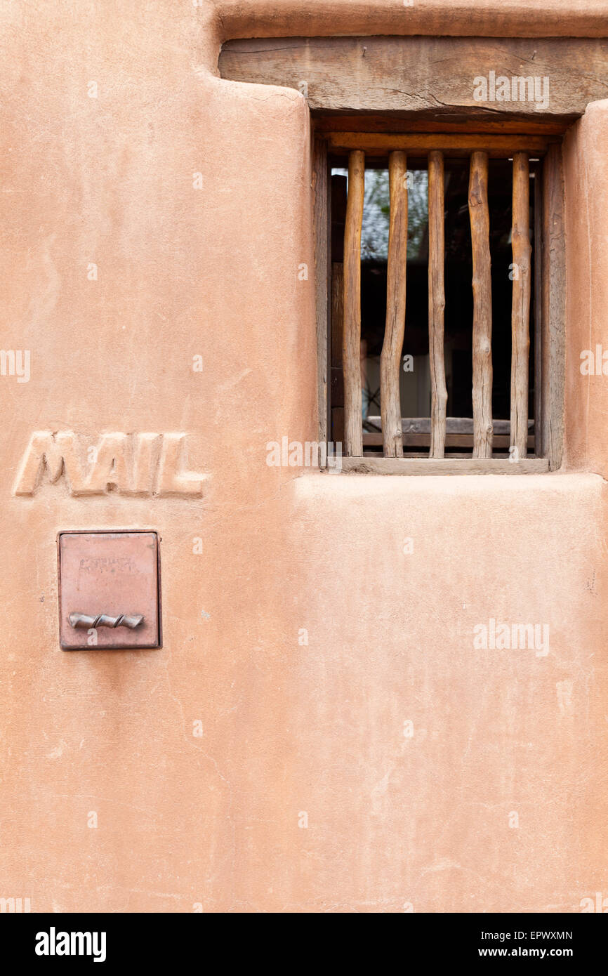 Ein Postfach und Fenster eines Adobe-Stil-Haus in Santa Fe, New Mexico, USA. Stockfoto