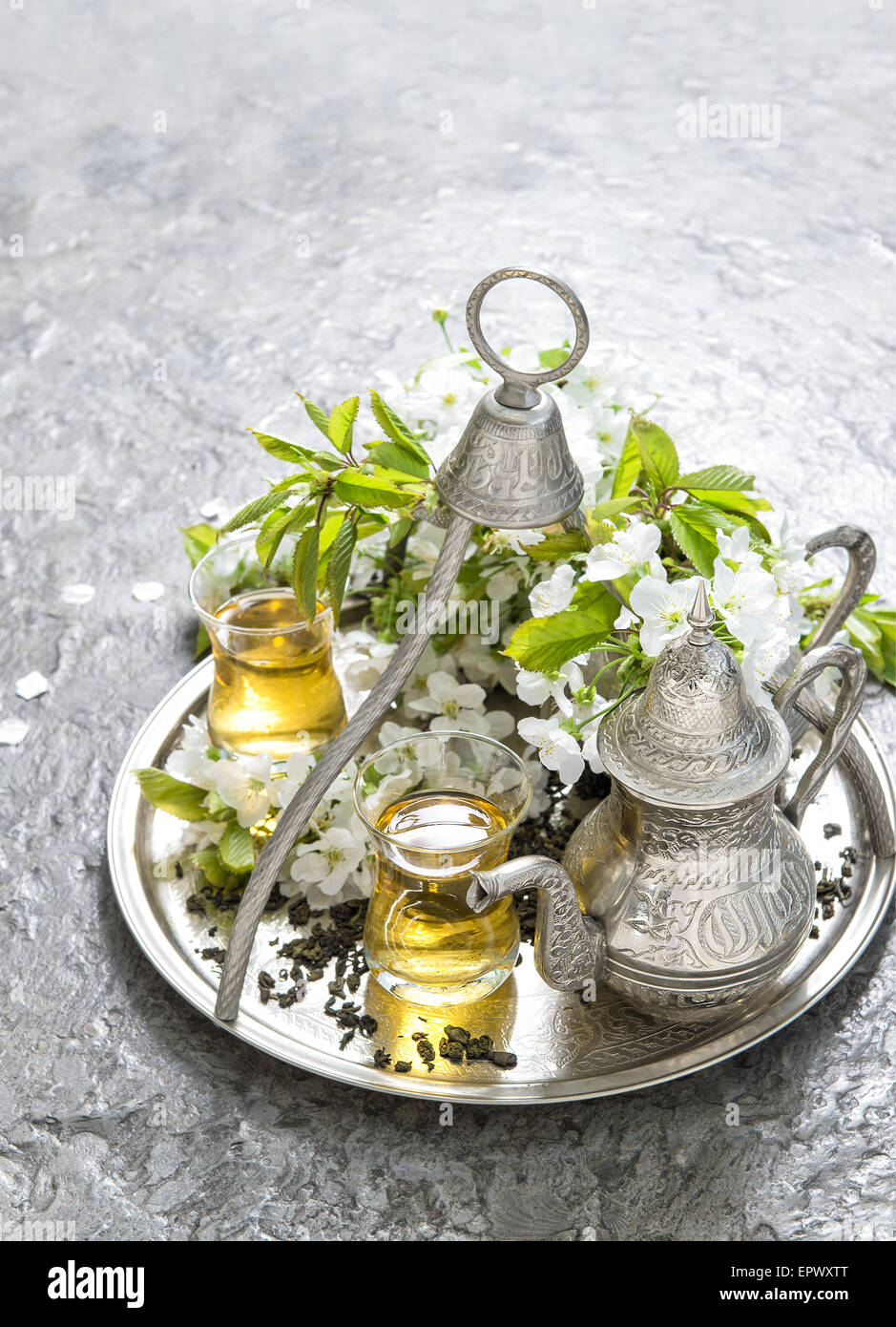 Tee Gläser und Topf. Orientalische Silbergeschirr. Frühling Blumen Dekoration Stockfoto