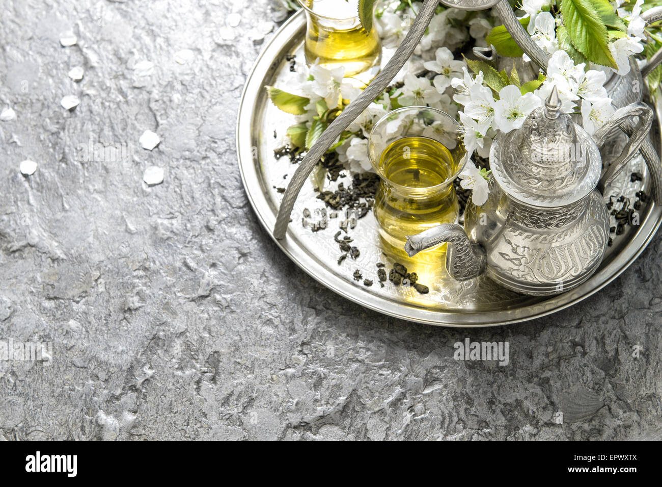 Tee Gläser und Topf. Orientalische Silbergeschirr. Frühling Blumen Dekoration Stockfoto