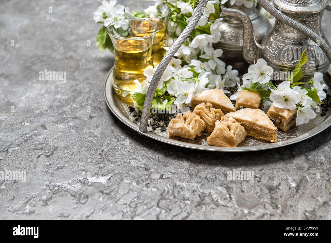 Grüner Tee und traditionelle Süßigkeiten Baklava. Orientalische Tafelsilber Stockfoto