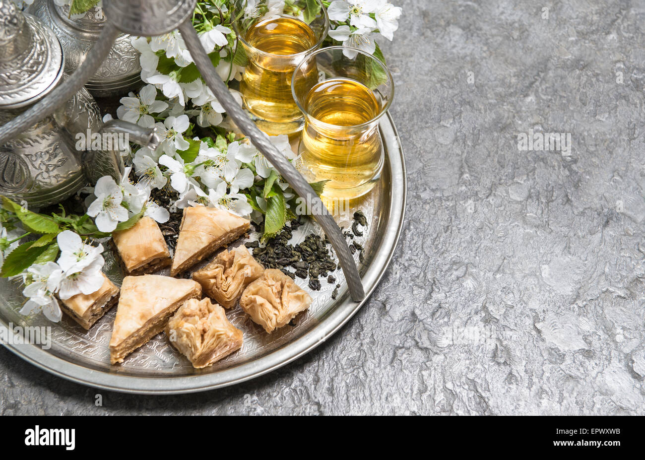 Teetassen und Topf. Orientalische Silbergeschirr. Frühling Blumen Dekoration Stockfoto