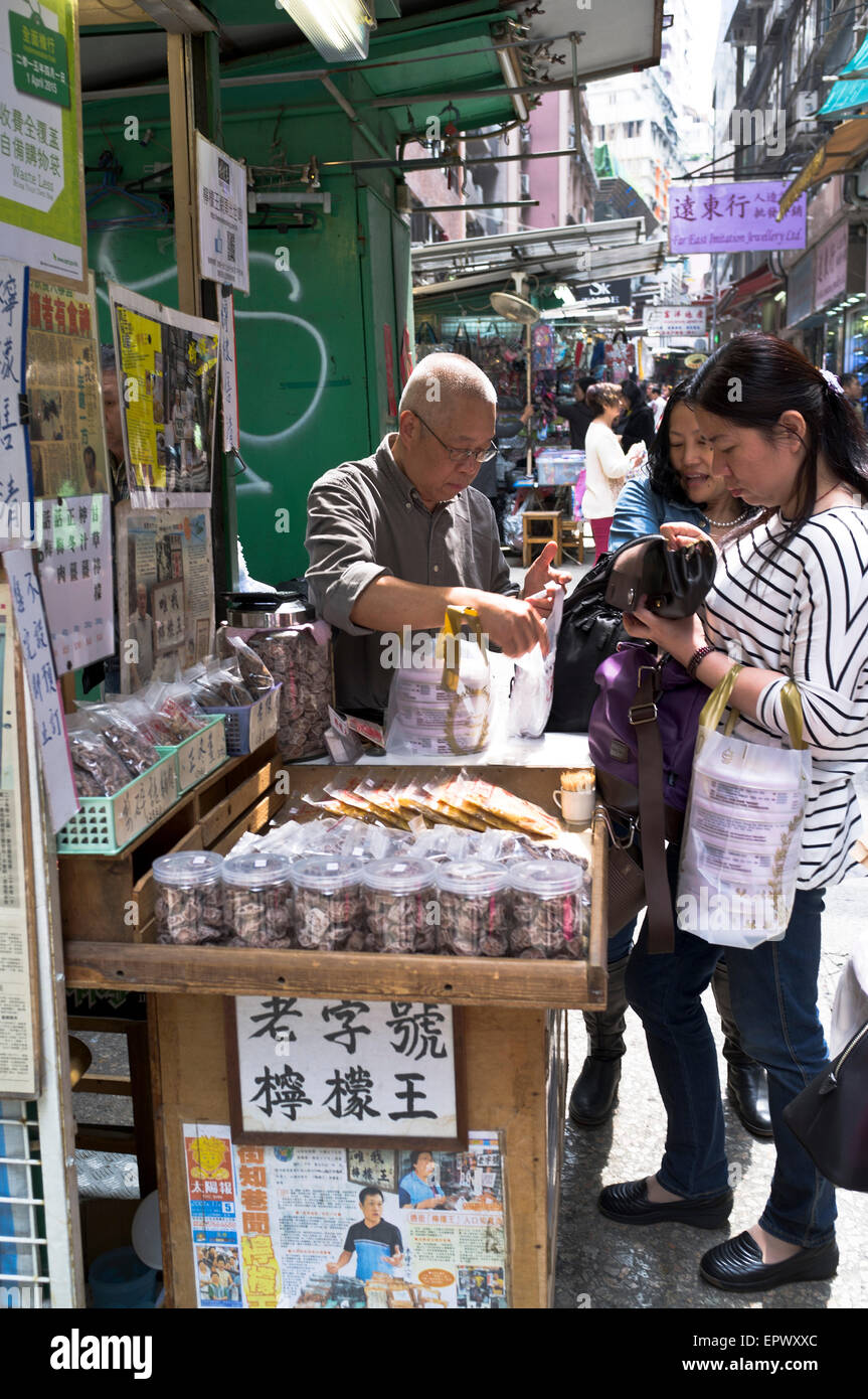 dh Wing Kut Street Marktstand SHEUNG WAN HONGKONG Asiatische Frau, die Waren von chinesischen Kunden kauft, china-Einkaufsmärkte asien stockt die Händler Stockfoto