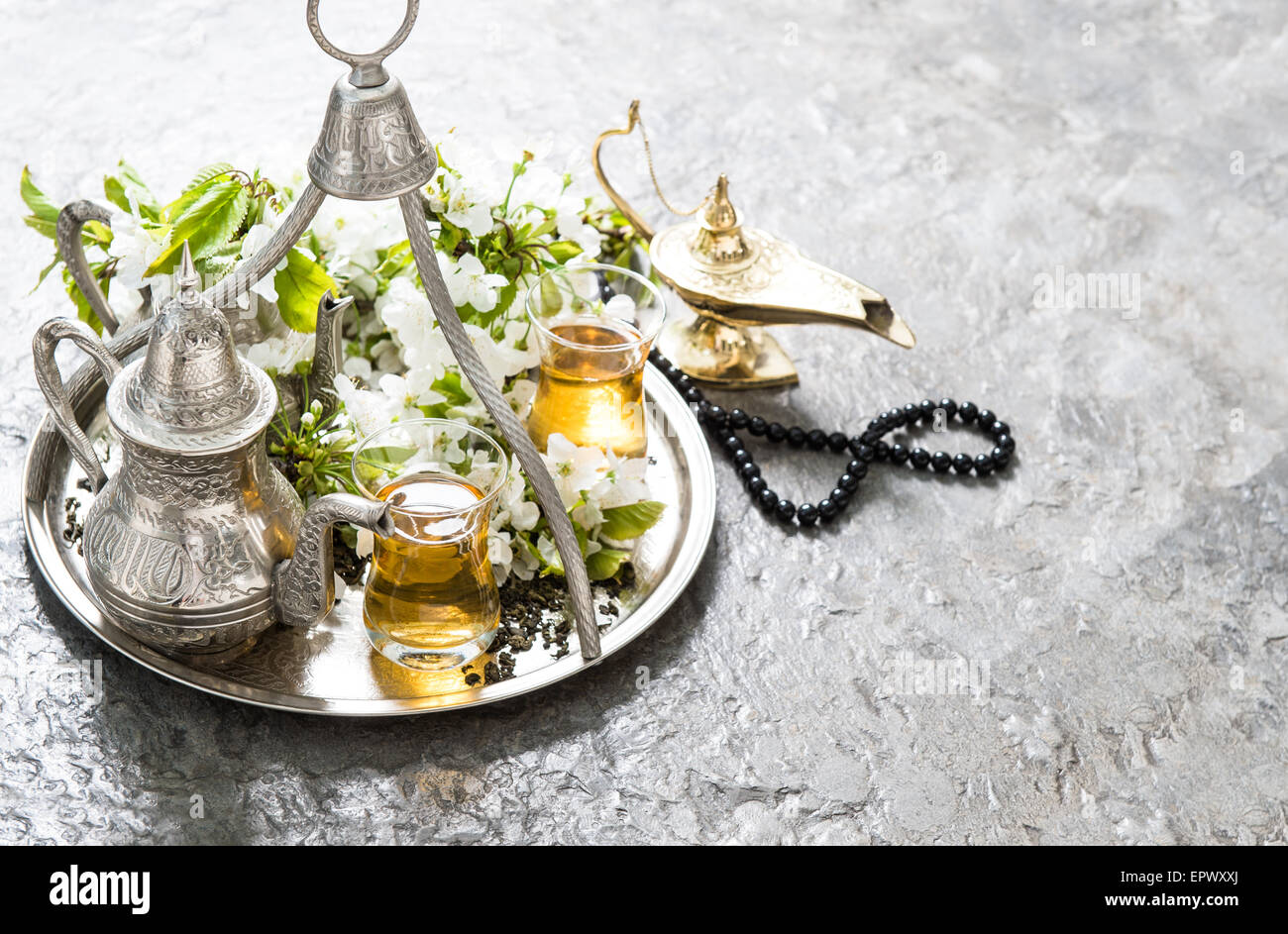 Tee-Gläser, orientalische Silbergeschirr, Arabische Laterne und Rosenkranz. Islamische Feiertage Dekoration Stockfoto