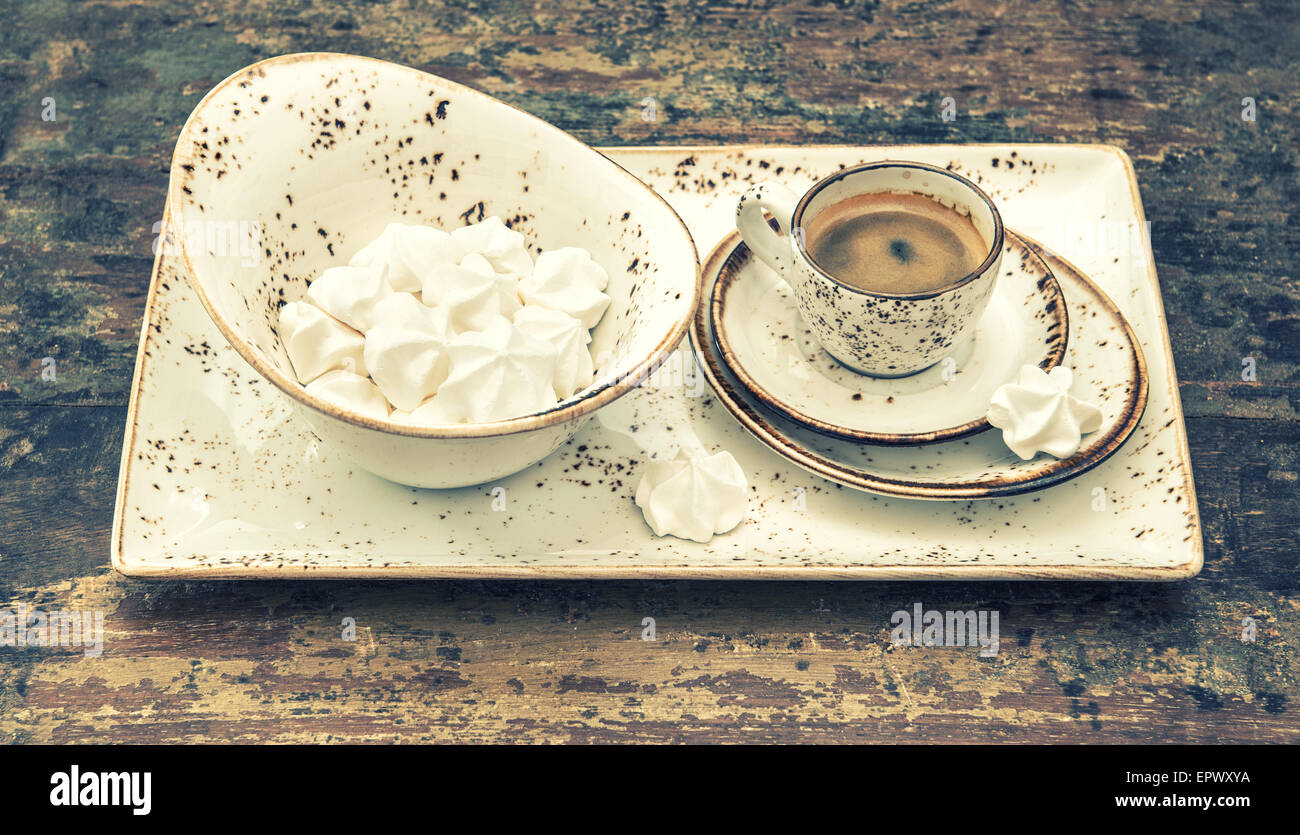 Tasse Espresso-Kaffeemaschine mit Baiser-Plätzchen. Vintage Geschirr Dekorationen. Retro-Stil getönten Bild Stockfoto