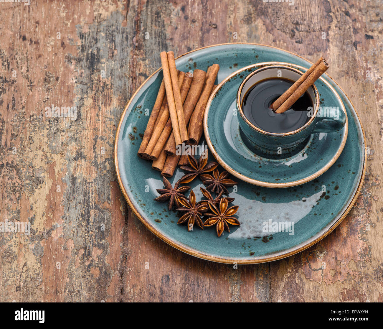 Tasse schwarzer Kaffee mit Zimt und Sternanis Gewürze. Vintage-Stil-Stillleben Stockfoto