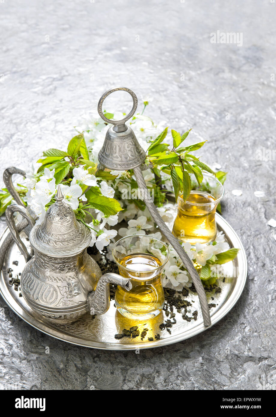 Tee Gläser und Topf. Orientalischer Urlaub Dekoration. Tafelsilber Stockfoto